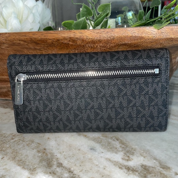 Brand new Michael Kors wallet - Picture 2 of 6
